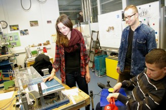 Berufsschüler bauen Papierschneidemaschine für Schüler mit Handicap