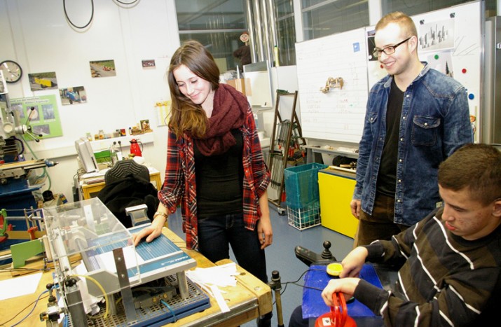 Berufsschüler bauen Papierschneidemaschine für Schüler mit Handicap