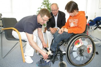 In kleinen Schritten zu mehr Lebensqualität: Hessing-Spezialist Dr. Nils Schikora übernimmt die kinder- und neuroorthopädische Versorgung im Fritz-Felsenstein-Haus