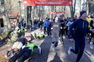 1250-Euro-Spende dank Schwabmünchner Silvesterlauf Time2Run