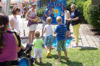 Indianer und Cowboys feiern Sommerfest