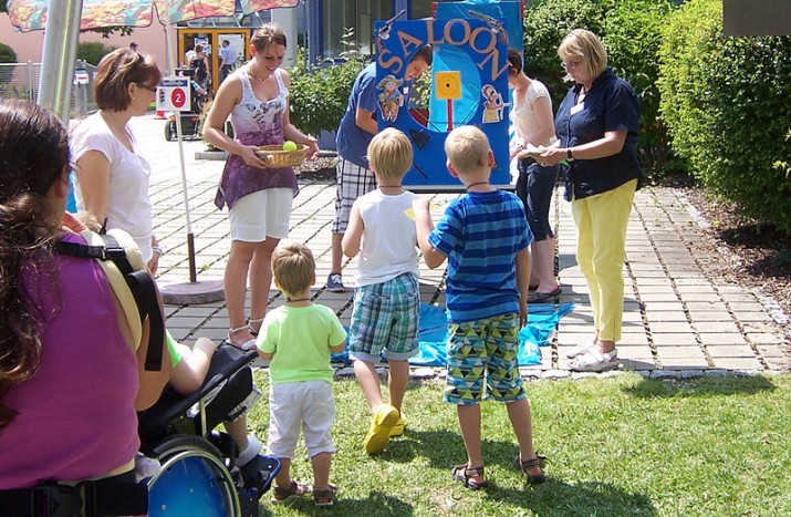 Indianer und Cowboys feiern Sommerfest