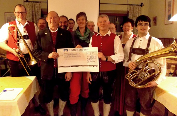 Verein Kleine Dorfmusik Straßberg e.V. spendet 800 Euro an Fritz-Felsenstein-Haus