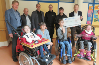 Techniker und Geschäftsleitung der Firma Kardex spenden 1.000 €