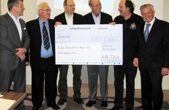 Oldtimer-Fans spenden 5000 Euro an das Fritz-Felsenstein-Haus