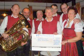 Kleine Dorfmusik Straßberg e.V. spendet Erlös aus Waldweihnacht 2012